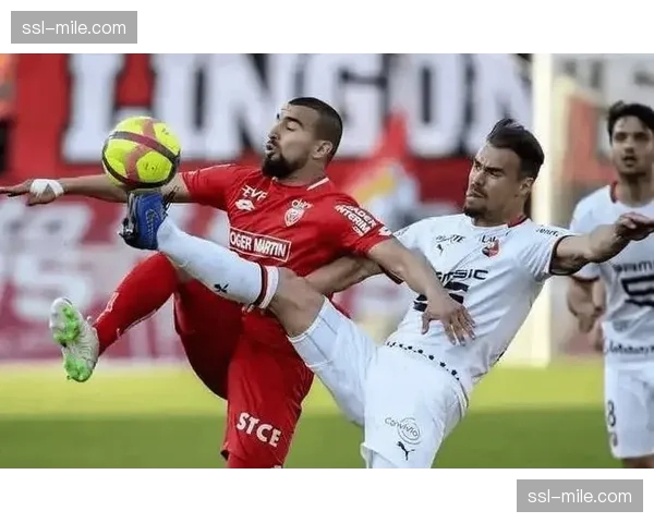 斯特拉斯堡犯规16次防守强度高，战术性犯规打断对手节奏